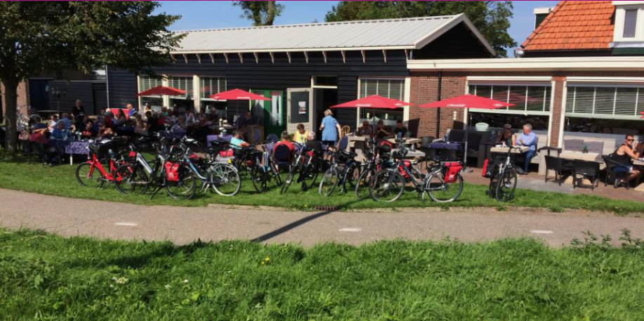 Restaurant Bianca's met terras met meerdere fietsen gestald